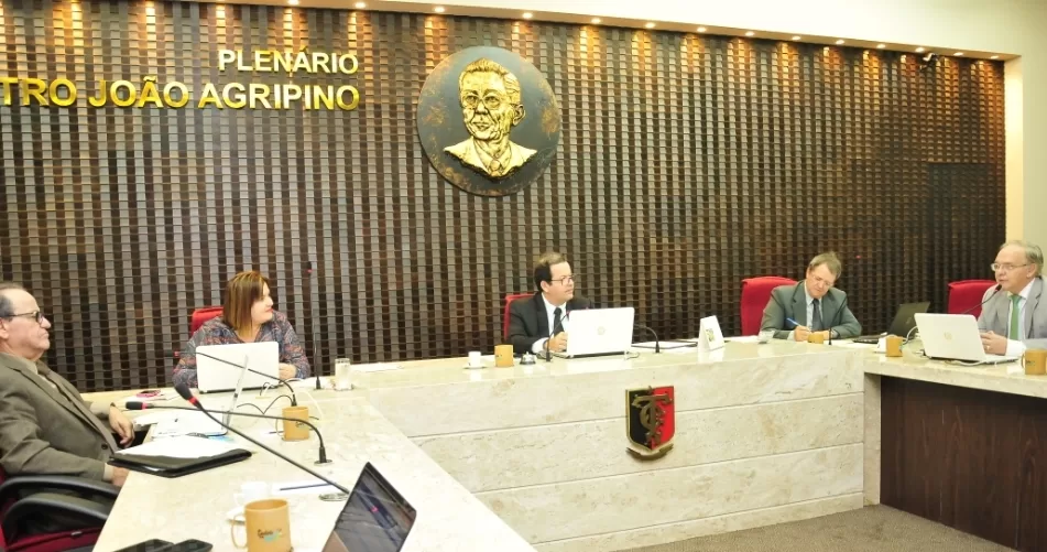 Contas da Câmara de cidade do Brejo Paraibano são reprovadas devido à remuneração excessiva dos vereadores.