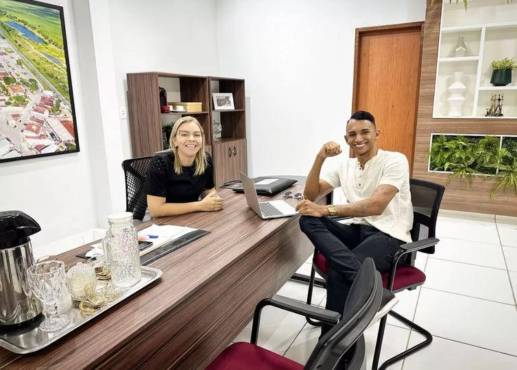 Pré-candidato a vereador, Robson Gomes, reúne-se com a prefeita Aliny Povão em seu gabinete e estabelecem compromisso político para as eleições municipais de 2024.