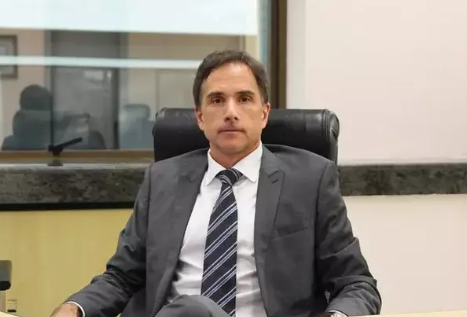 “Juiz recém-designado para a Lava Jato inocenta réu acusado de suborno a ex-diretores da Petrobras.”